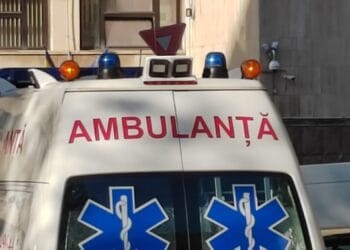 Ambulanță cu pacienți la dializă, lovită de un autoturism. Trei persoane, rănite