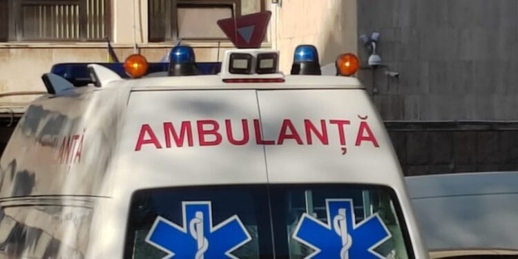 Ambulanță cu pacienți la dializă, lovită de un autoturism. Trei persoane, rănite