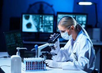 Sindicatul medicilor anatomo-patologi îl acuză pe premierul Ilie Bolojan de dezinformare și incitare la ură: „Nu cunoaște realitățile din sistemul public de sănătate”