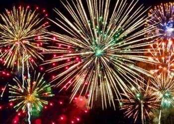 Aproape 10.000 de persoane cer interzicerea petardelor și artificiilor! Cum ar urma să funcționeze interdicția