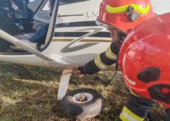 Avion ultraușor cu probleme la o roată din spate a  aterizat în siguranță!