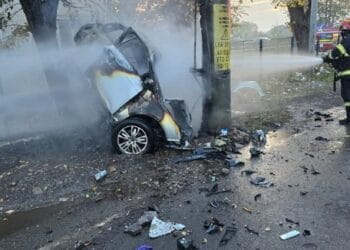 Tragedie! Un bărbat și-a pierdut viața după ce mașina în care se afla s-a izbit de un stâlp și a luat foc