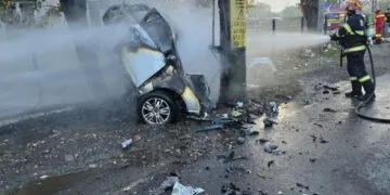 Tragedie! Un bărbat și-a pierdut viața după ce mașina în care se afla s-a izbit de un stâlp și a luat foc