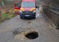 Asfaltul s-a rupt sub picioarele lor! Doi bărbați, în spital după ce au căzut într-o groapă de un metru!