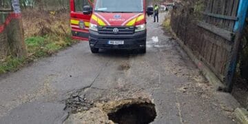 Asfaltul s-a rupt sub picioarele lor! Doi bărbați, în spital după ce au căzut într-o groapă de un metru!
