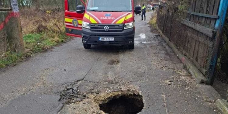Asfaltul s-a rupt sub picioarele lor! Doi bărbați, în spital după ce au căzut într-o groapă de un metru!