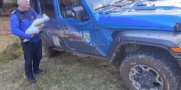 Turişti cu un bebeluş de 3 luni, salvaţi de jandarmii montani după ce s-au rătăcit prin munți!
