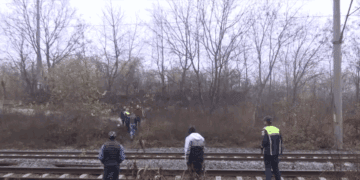 Trupul unei tinere de 26 de ani, găsit cu urme de violență lângă calea ferată. Ancheta ia în calcul un omor