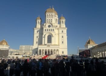 Patriarhia Română prelungește programul de închinare la Catedrala Națională. Aproape 100.000 de pelerini au trecut deja prin Sfântul Altar!