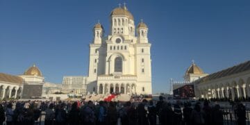 Patriarhia Română prelungește programul de închinare la Catedrala Națională. Aproape 100.000 de pelerini au trecut deja prin Sfântul Altar!