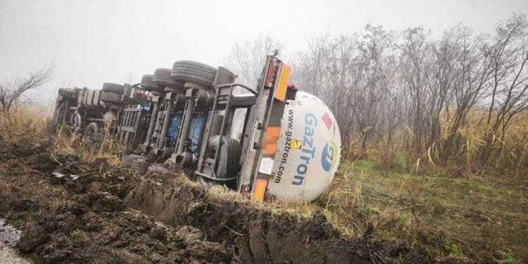 Cisternă cu 19 tone de GPL răsturnată! A fost activată grupa operativă, zona fiind securizată!