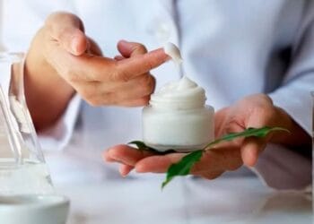 O femeie a ajuns sub control judiciar după ce a vândut creme cu mercur care au intoxicat o clientă