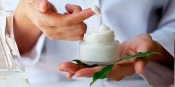 O femeie a ajuns sub control judiciar după ce a vândut creme cu mercur care au intoxicat o clientă