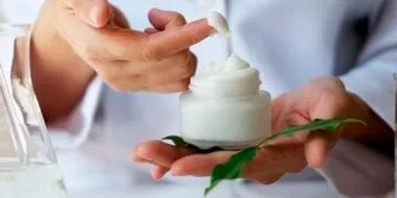 O femeie a ajuns sub control judiciar după ce a vândut creme cu mercur care au intoxicat o clientă