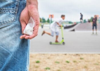 Traficant de droguri acuzat că vindea și minorilor. DIICOT a dispus reținerea lui pentru 24 de ore