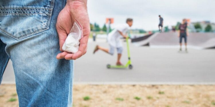 Traficant de droguri acuzat că vindea și minorilor. DIICOT a dispus reținerea lui pentru 24 de ore