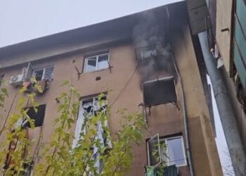 Explozie urmată de incendiu într-un bloc. Două persoane au suferit arsuri, alte trei atac de panică. Planul Roşu de Intervenţie, activat!