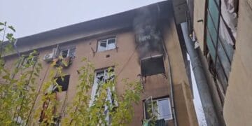 Explozie urmată de incendiu într-un bloc. Două persoane au suferit arsuri, alte trei atac de panică. Planul Roşu de Intervenţie, activat!