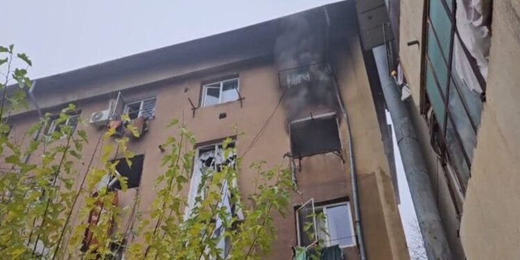 Explozie urmată de incendiu într-un bloc. Două persoane au suferit arsuri, alte trei atac de panică. Planul Roşu de Intervenţie, activat!