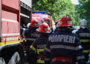 Explozie urmată de incendiu într-un bloc. Un bărbat, ars pe 40% din corp. Zeci de oameni s-au autoevacuat