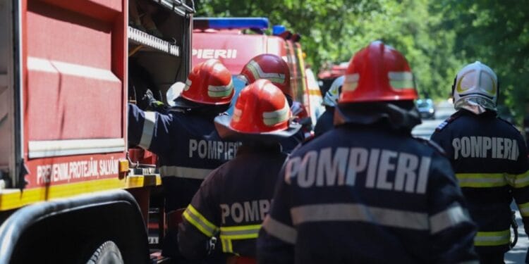 Explozie urmată de incendiu într-un bloc. Un bărbat, ars pe 40% din corp. Zeci de oameni s-au autoevacuat