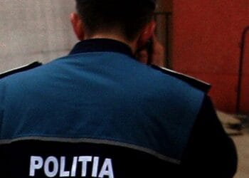 Doi tineri prinși în flagrant după ce au pretins că sunt polițiști și au cerut bani unui bărbat ca să nu-i facă dosar penal