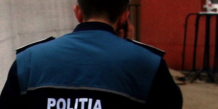 Doi tineri prinși în flagrant după ce au pretins că sunt polițiști și au cerut bani unui bărbat ca să nu-i facă dosar penal