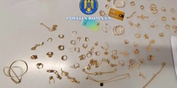 Furt de 200.000 de lei! Doi suspecți reținuți de polițiști! Au furat cheia unui apartament și au luat tot ce le-a ieșit în cale!