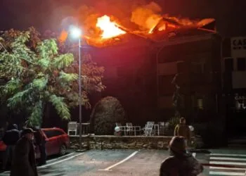 O pensiune plină de turiști a luat foc. Restaurantul înconjurat de flăcări. 20 de butelii au fost evacuate. Alimentau centrala termică!