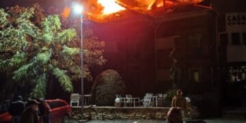 O pensiune plină de turiști a luat foc. Restaurantul înconjurat de flăcări. 20 de butelii au fost evacuate. Alimentau centrala termică!