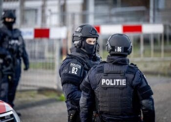 Patru fugari aduși în cătușe în România! Condamnați pentru furt, skimming și infracțiuni rutiere