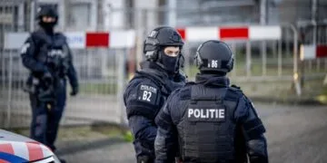 Patru fugari aduși în cătușe în România! Condamnați pentru furt, skimming și infracțiuni rutiere