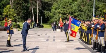 Ionuţ Moşteanu şi-a dat demisia din funcţia de ministru al Apărării, după scandalul privind studiile universitare