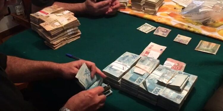 Percheziții într-un dosar de jocuri de noroc ilegale și camătă. Un ofițer de poliție, suspect că ar fi protejat gruparea