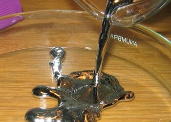 Bărbat prins în flagrant în timp ce încerca să vândă 6,8 kilograme de mercur. Cerea 7.000 de euro pentru substanţa interzisă