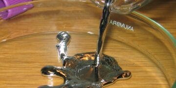 Bărbat prins în flagrant în timp ce încerca să vândă 6,8 kilograme de mercur. Cerea 7.000 de euro pentru substanţa interzisă