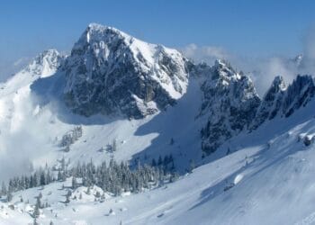 Avertisment pentru turiști! Un strat consistent de zăpadă în munți! Traseele turistice de altitudine rămân în continuare închise!