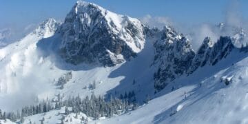 Avertisment pentru turiști! Un strat consistent de zăpadă în munți! Traseele turistice de altitudine rămân în continuare închise!