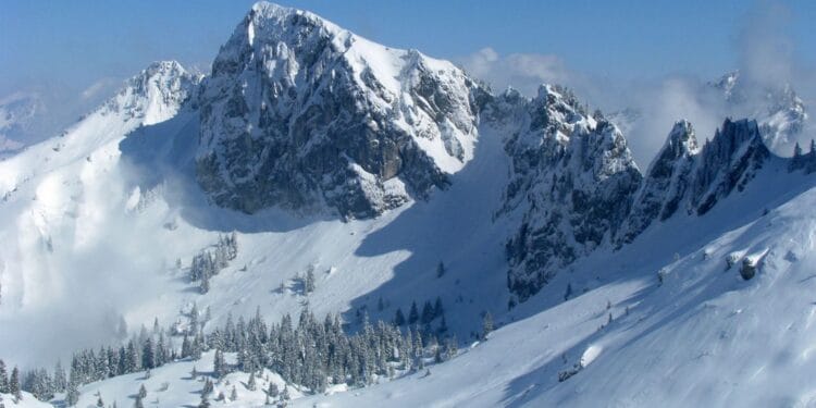 Avertisment pentru turiști! Un strat consistent de zăpadă în munți! Traseele turistice de altitudine rămân în continuare închise!