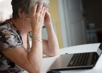 O pensionară de 70 de ani înșelată cu peste 7.000 de euro de un impostor care s-a dat drept un cântăreț celebru