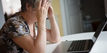 O pensionară de 70 de ani înșelată cu peste 7.000 de euro de un impostor care s-a dat drept un cântăreț celebru