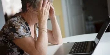 O pensionară de 70 de ani înșelată cu peste 7.000 de euro de un impostor care s-a dat drept un cântăreț celebru