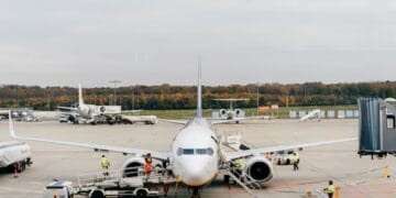 Noua modă de călătorie cu avionul, lansată de doi români! Au fugit pe pistă! Și trei britanici i-au copiat!