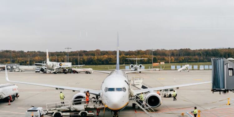 Noua modă de călătorie cu avionul, lansată de doi români! Au fugit pe pistă! Și trei britanici i-au copiat!