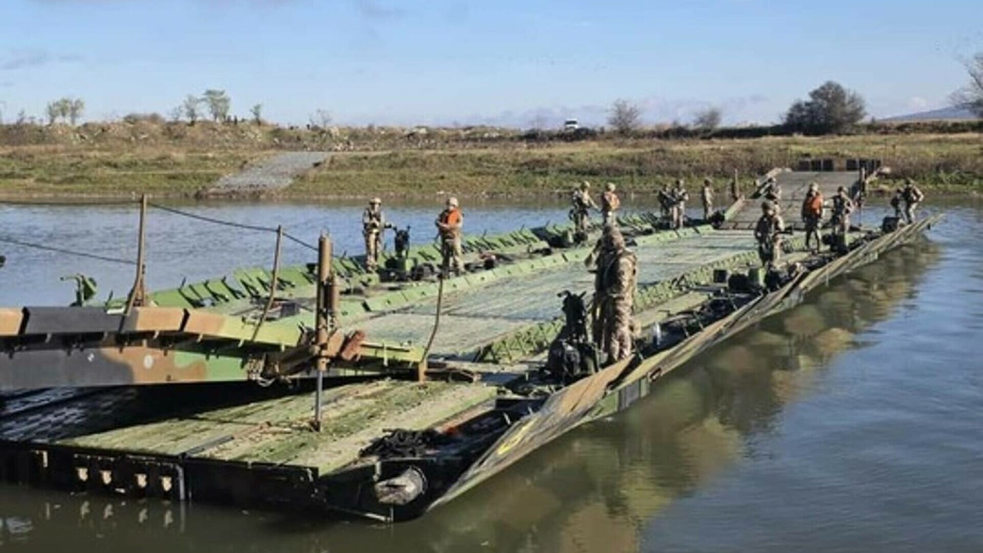 Exercițiu NATO! Pod plutitor construit în mai puțin de o oră! MApN a transmis că acțiunea a fost o misiune complexă de traversare!