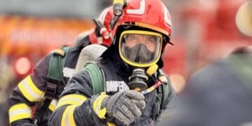 Incendiu într-un complex rezidențial! 17 persoane, la spital. Una este în stare gravă!