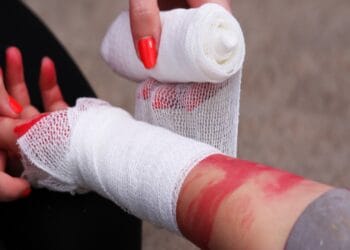 SALVAREA vine de la TINE. Hemoragia NU așteaptă ambulanța! Manevrele care fac diferența între viață și moarte