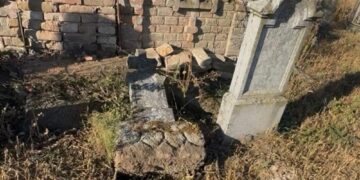 Trei adolescenți, reținuți după ce au distrus mai multe morminte într-un cimitir în noaptea de Halloween!