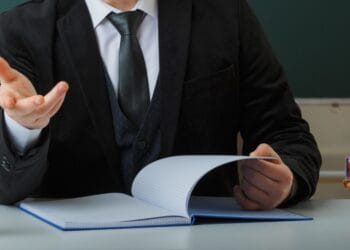 Universitatea unde profesează fiului fostului ministru, anchetează cazul lectorului acuzat de hărțuire sexuală! Tatăl și fiul reacționează!