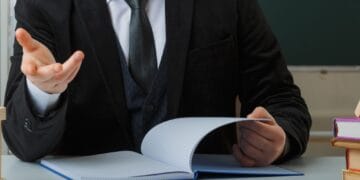 Universitatea unde profesează fiului fostului ministru, anchetează cazul lectorului acuzat de hărțuire sexuală! Tatăl și fiul reacționează!